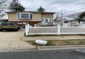 455 Molloy St, Copiague, NY  11726