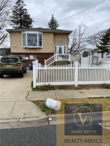 455 Molloy St, Copiague, NY  11726